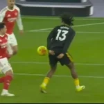 VAR 'bẻ còi' Arsenal: 2 tình huống chạm tay gây bão, CĐV phẫn nộ vì thua MU đầy tranh cãi 1