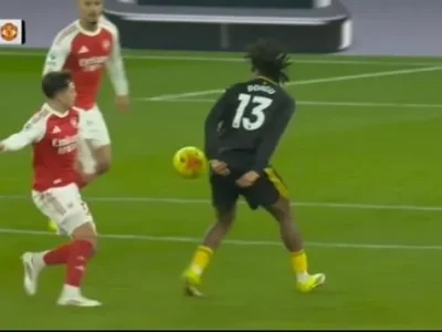 VAR ‘bẻ còi’ Arsenal: 2 tình huống chạm tay gây bão, CĐV phẫn nộ vì thua MU đầy tranh cãi