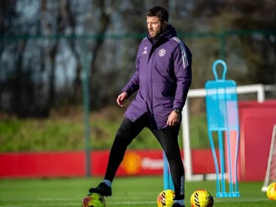 Berbatov ‘bật đèn vàng’: MU đừng vội trao hợp đồng dài hạn cho Carrick!