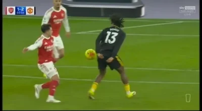 VAR 'bẻ còi' Arsenal: 2 tình huống chạm tay gây bão, CĐV phẫn nộ vì thua MU đầy tranh cãi 1