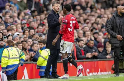 Kobbie Mainoo thi dau an tuong duoi thoi Carrick.