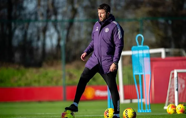 Berbatov cảnh báo MU tỉnh táo với Michael Carrick 1 Berbatov cảnh báo MU tỉnh táo với Michael Carrick 1