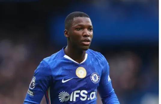 HLV Liam Rosenior ca ngoi Moises Caicedo truoc tran gap Man City.