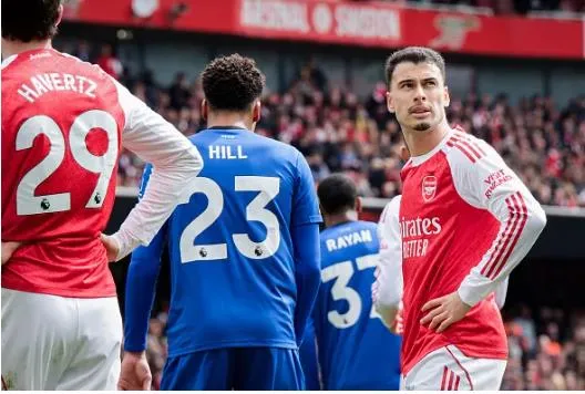 Arsenal để thua 1-2 trên sân nhà trước Bournemouth. Arsenal de thua 1-2 tren san nha truoc Bournemouth.